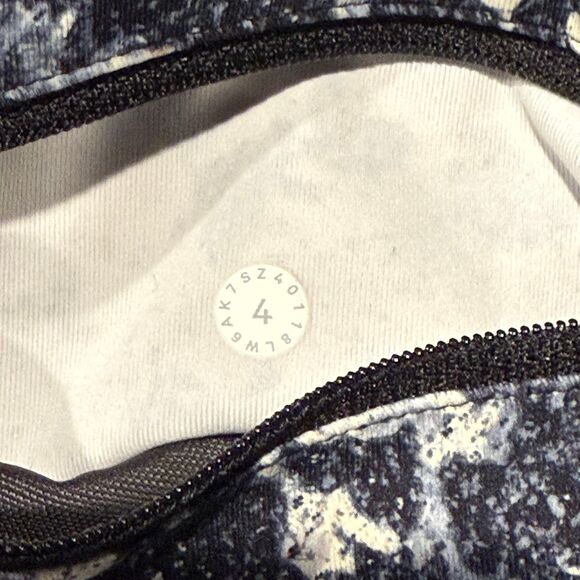 Lululemon Size 4 Speed Up Frozen Floral Crop Leggings Excellent Condition! - Picture 4 of 4